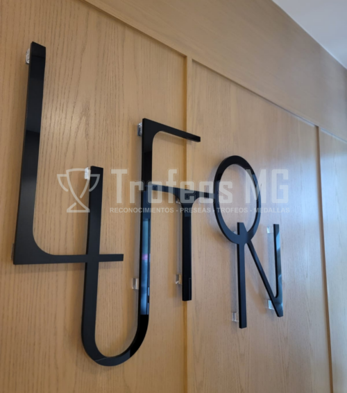 Rotulo En Material De Acrilico Negro