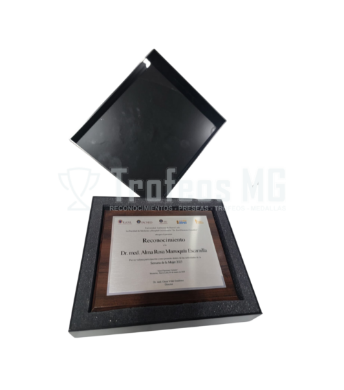 Reconocimiento Tipo Placa En Material De Mdf Con Aluminio Sublimado Con Caja Especial.
